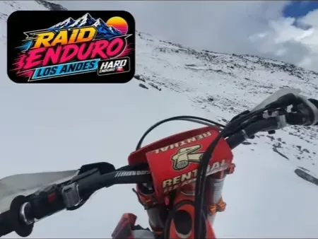 Moto detenida en un tramo con nieve en la parte alta del recorrido.