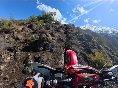 Tramo de roca con nieve en las cumbres del fondo.