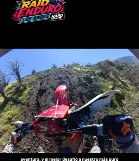 Tramo empinado de pista trabada en la ladera del cerro.